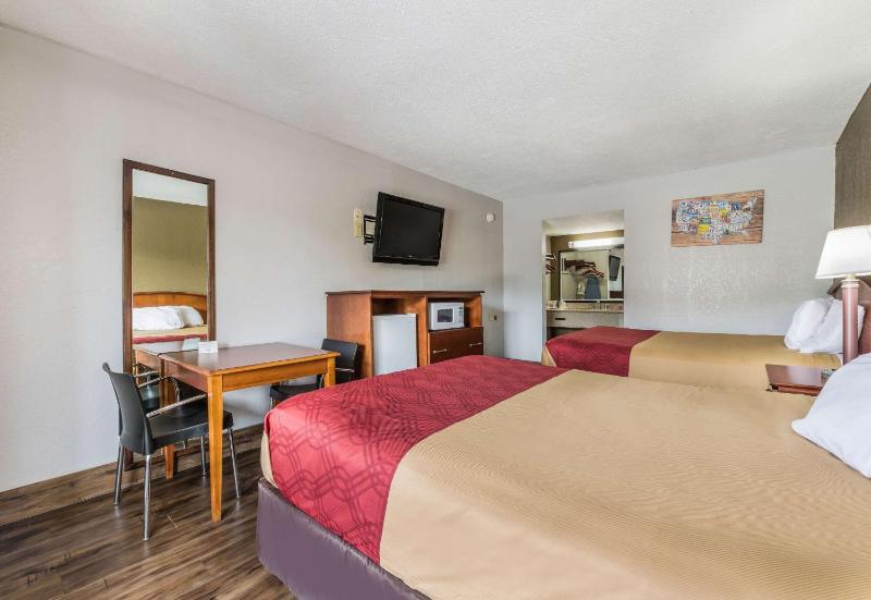 Queen Room with Two Queen Beds - Non-Smoking image 3