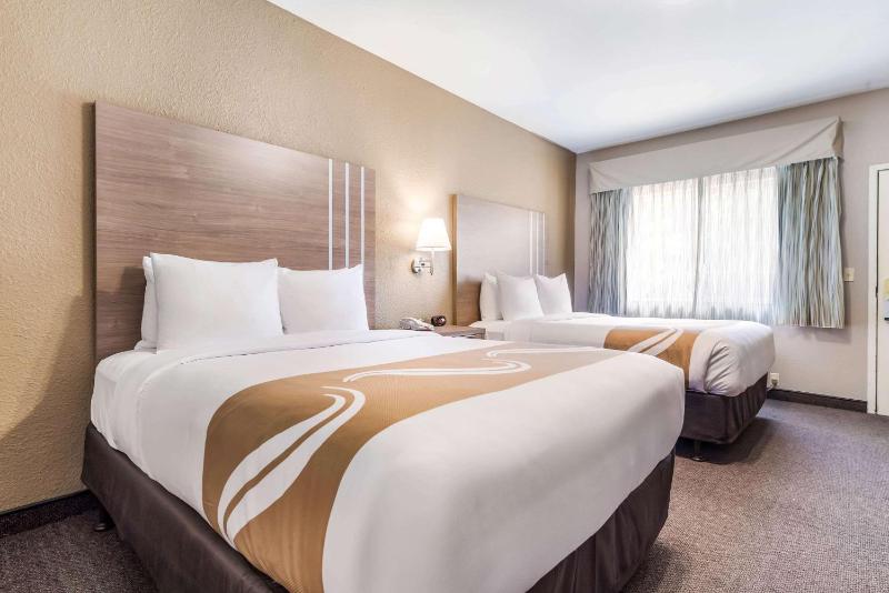 Queen Room with Two Queen Beds - Pet Friendly/Non-Smoking image 3