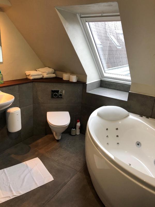King Room with Spa Bath image 4