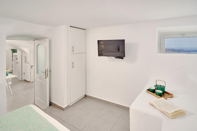 Deluxe Apartment with Indoor & Outdoor Hot Tub and Caldera View image 4