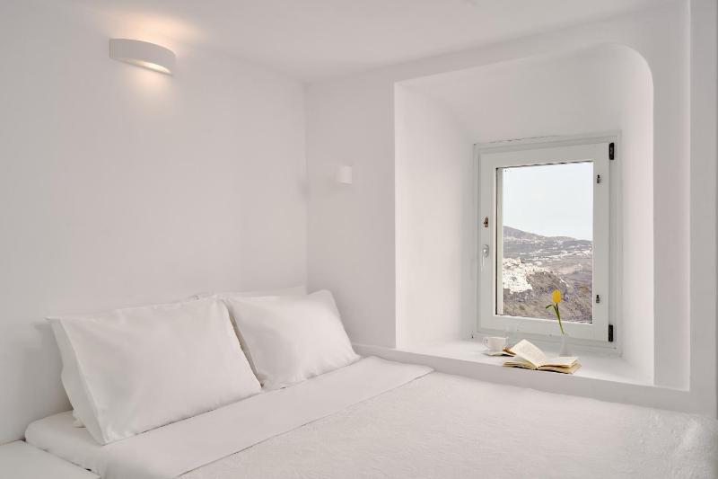 Superior Apartment - Split Level with Indoor & Outdoor Hot Tub and Caldera View image 2