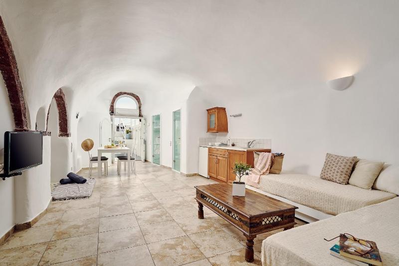 Superior Cave House with Indoor & Outdoor Hot Tub and Caldera View image 1