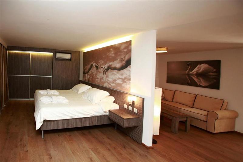 One-Bedroom Suite with Sofa Bed image 1