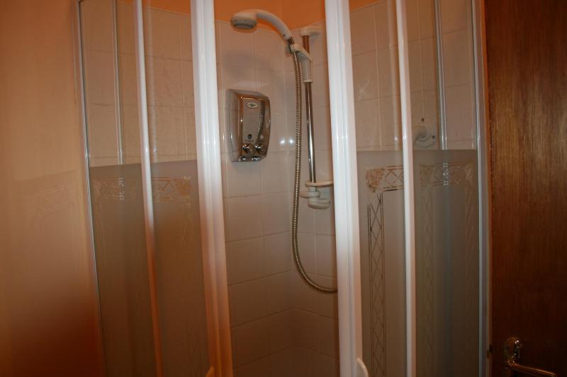 Twin Room image 3