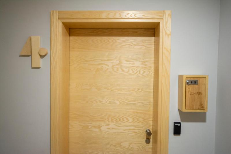 Standard King Room image 2