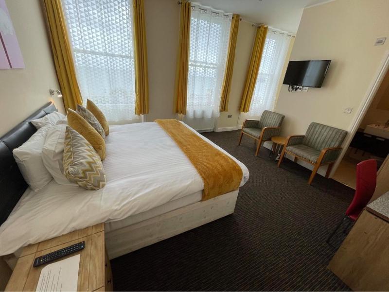 Double Room with Sea View image 4