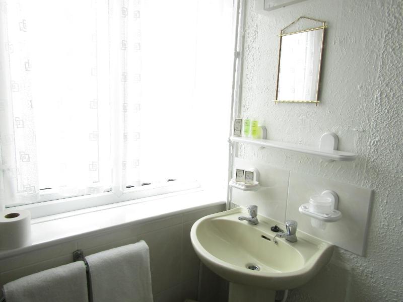 Budget Double Room image 3