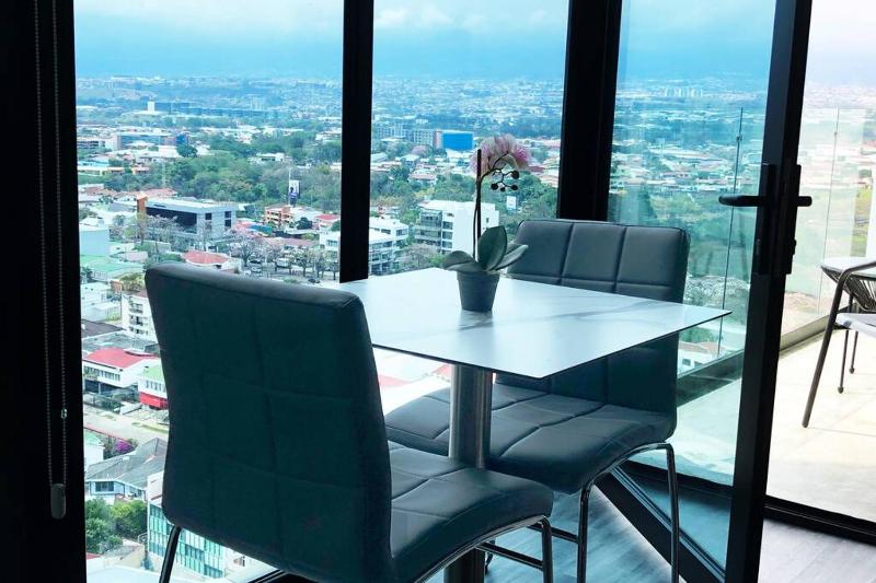 Amazing views SJO Cozy Equipped. 24/7 Concierge - image 2