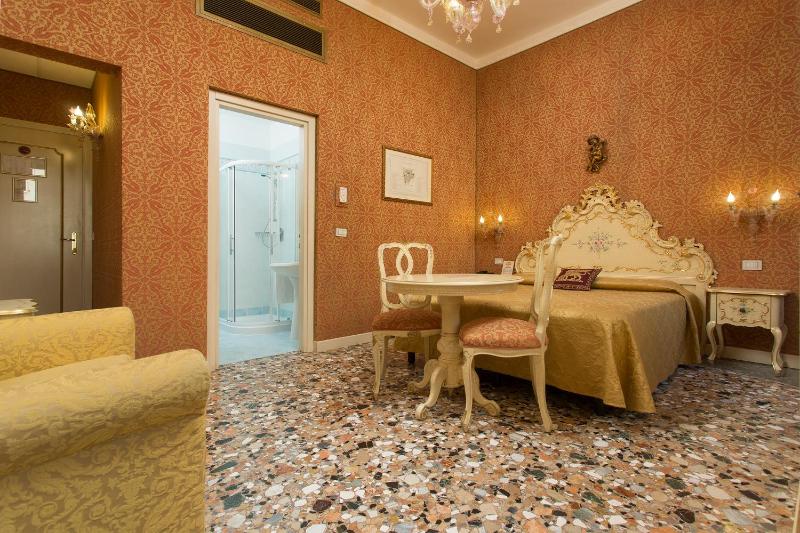 Superior Double or Twin Room with Canal View image 1