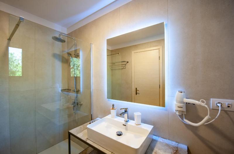 Comfort Triple Room with Shared Pool image 2