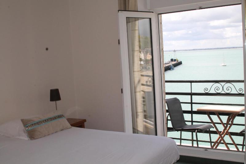 Deluxe Double Room with Balcony and Sea View image 2
