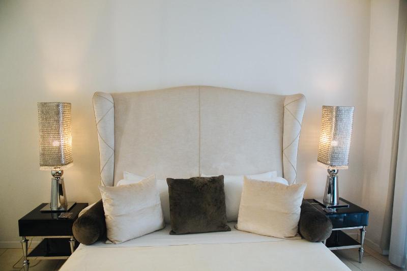 Deluxe Double Room with Partial Sea View and Hot Tub image 4