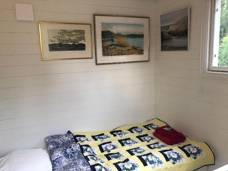 Single Room with Shared Bathroom image 1