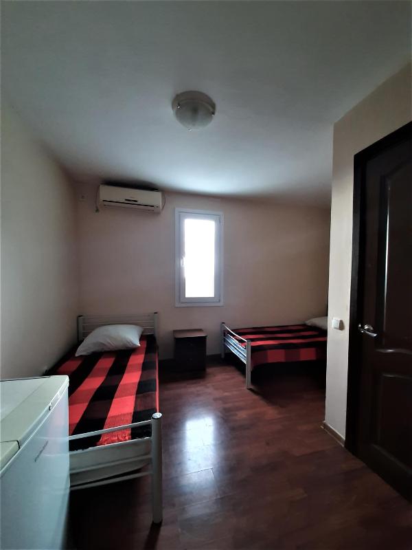 Twin Room with Bathroom image 3
