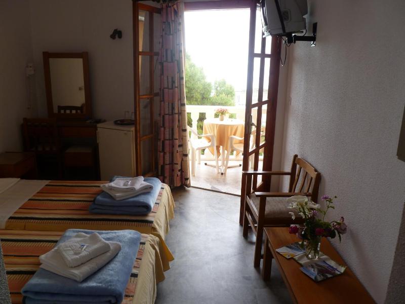 Standard Twin Room with Sea View image 2