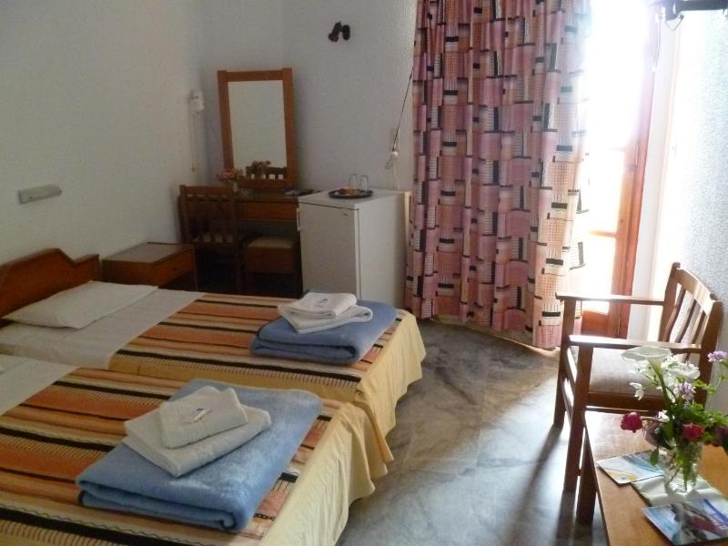 Twin Room image 3