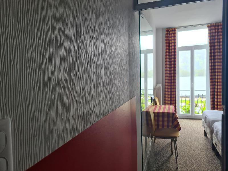 Family Room image 3