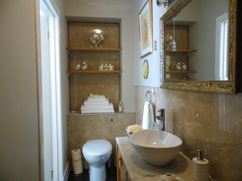 Deluxe King Room image 3