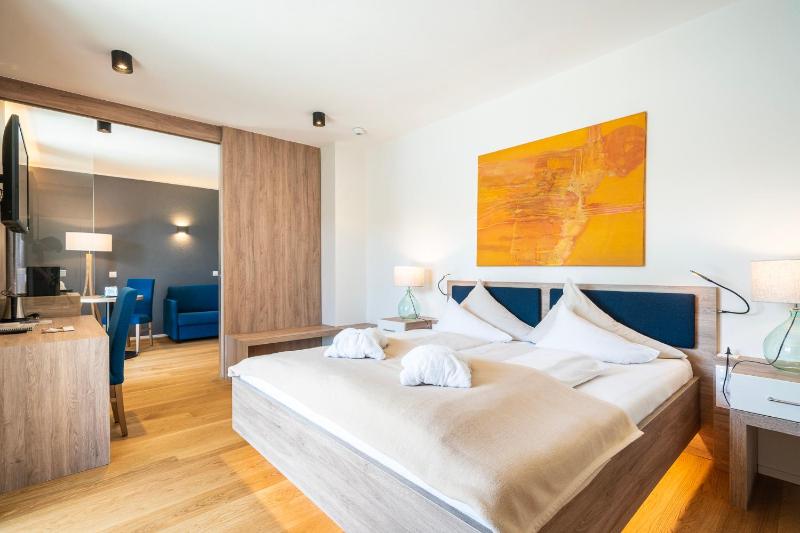 Junior Suite with Balcony image 3