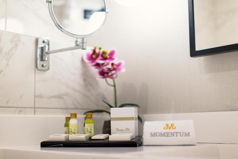 Double Room with Pool View image 3