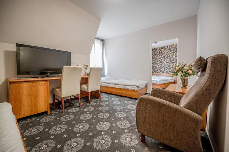 Classic Quadruple Room image 3