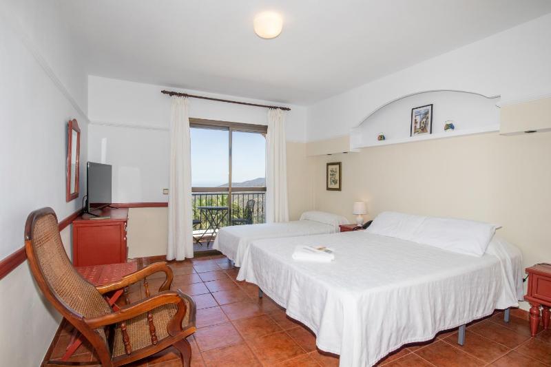 Double or Twin Room with Balcony image 3