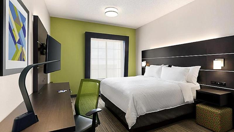 King Suite with Sofa Bed - Hearing Accessible image 1