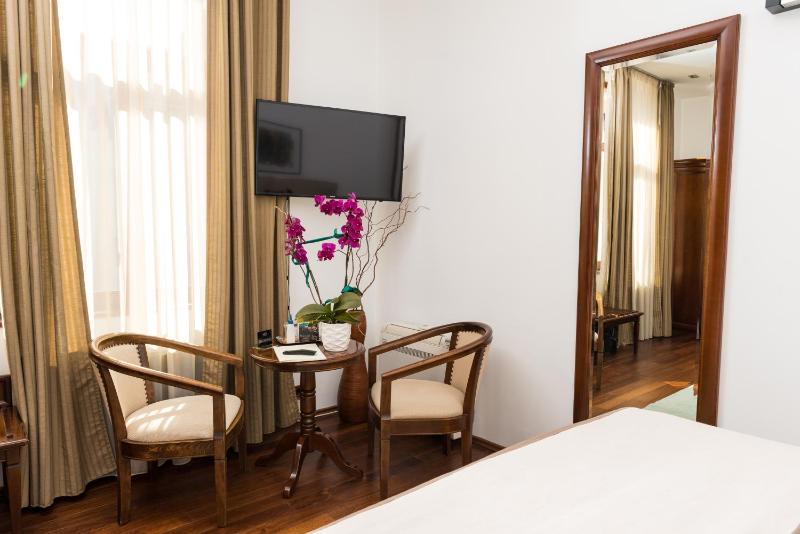 Standard Double Room image 3