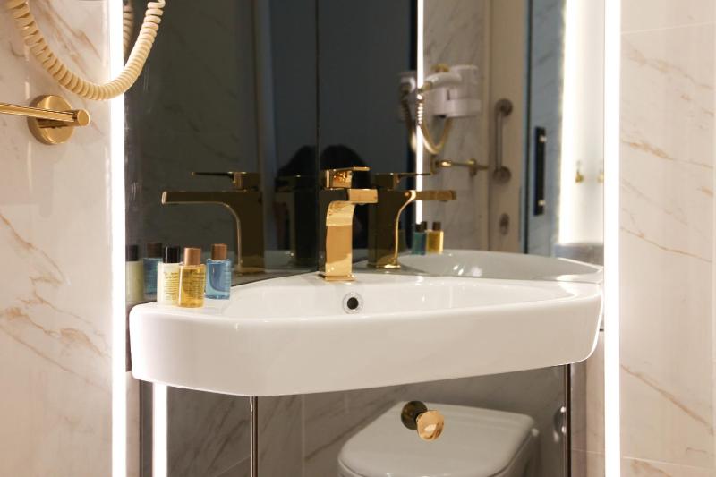 King Suite with Turkish Hammam and Bath Tub image 2