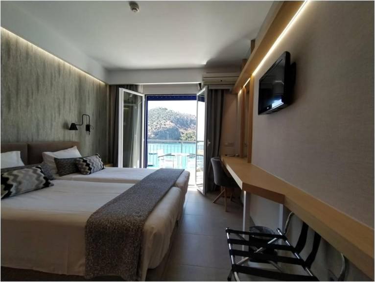 Double or Twin Room with Sea View image 3