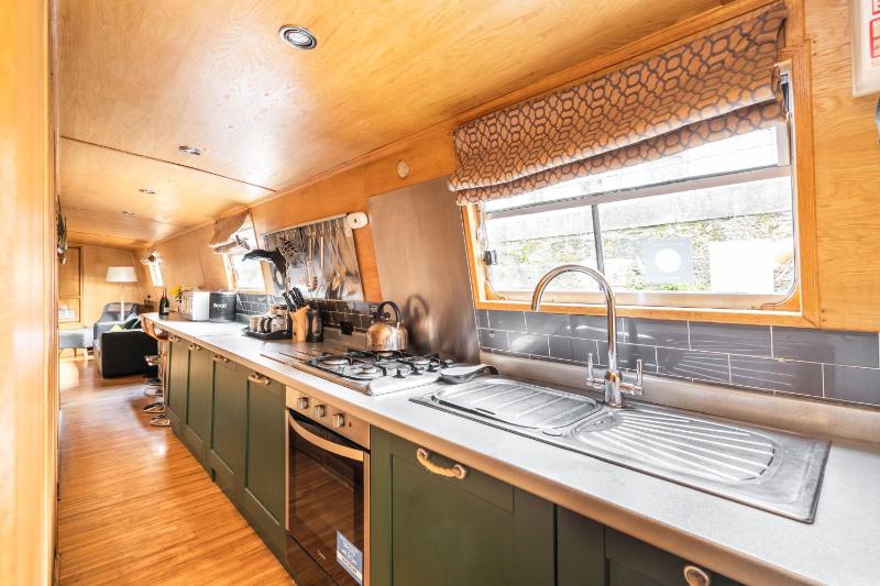 Deluxe Houseboat image 4
