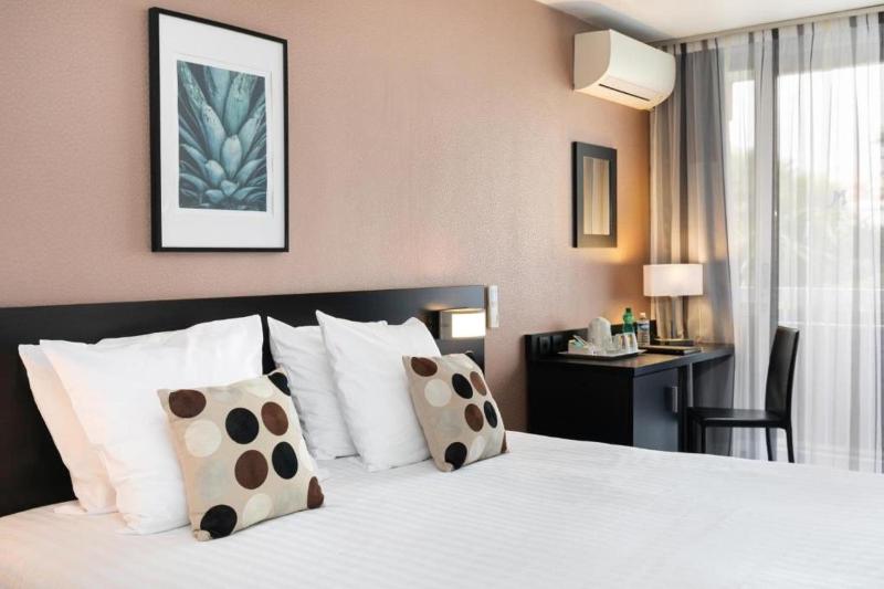 Superior King Room image 3
