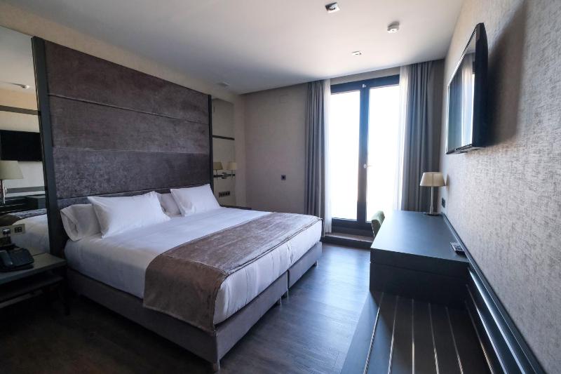 Double Room with Terrace image 3