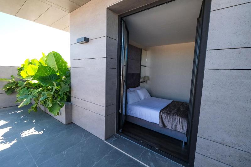 Deluxe Double Room with Extra Bed image 3
