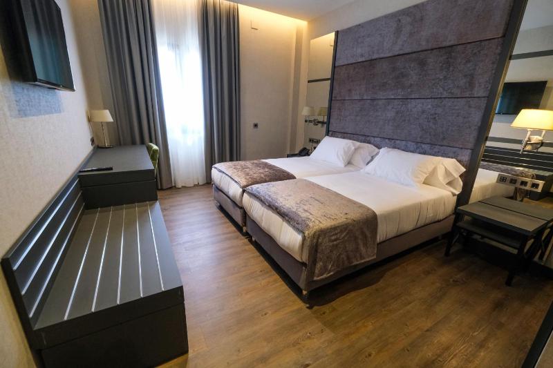 Double Room image 3