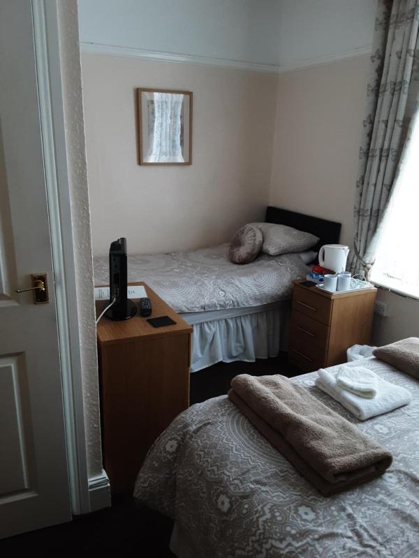 Double or Twin Room image 3
