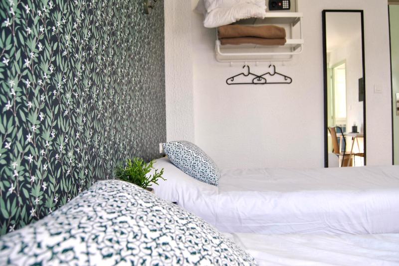 Twin Room with Private Bathroom image 1