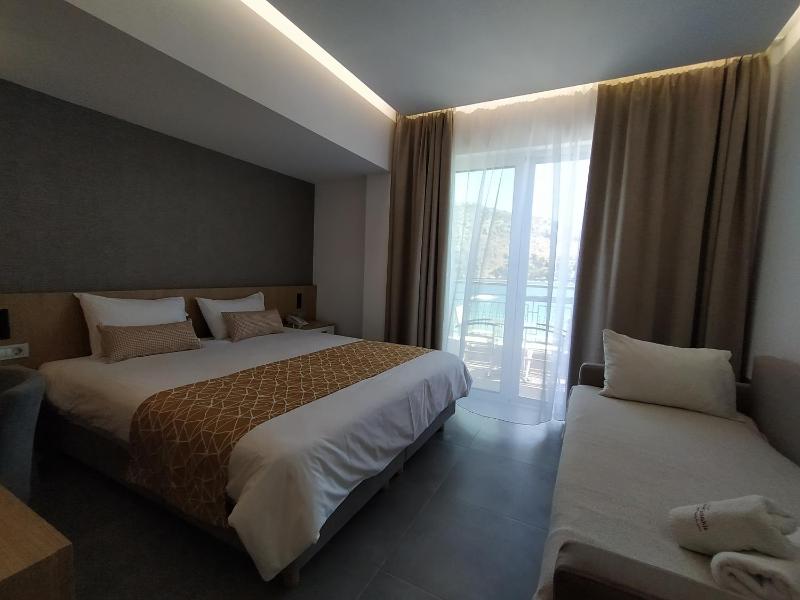 Triple Room with Sea View image 3