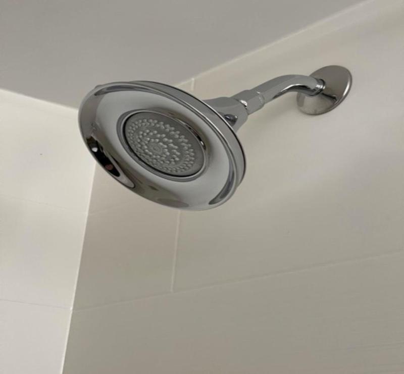 Deluxe King Room with Roll In Shower - Hearing Accessible/Non-Smoking image 3