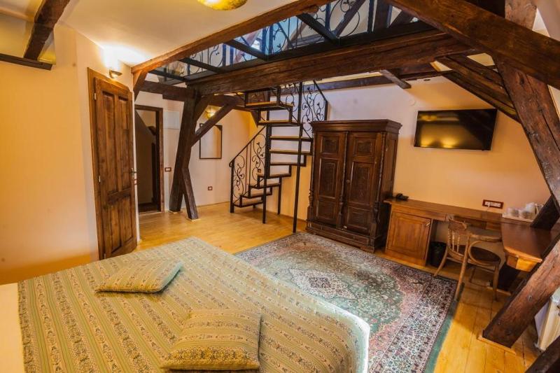 Deluxe Double Room with Mountain View image 3