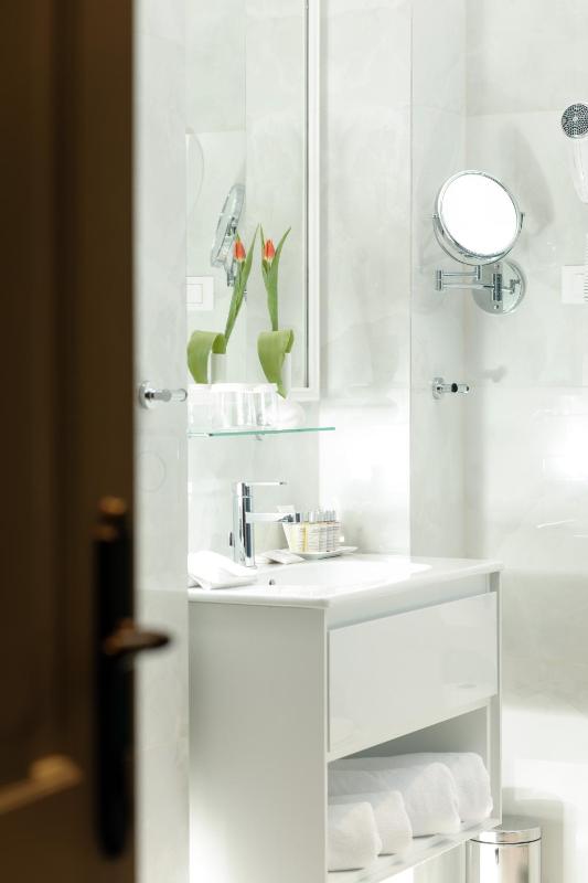 Standard Single Room image 4