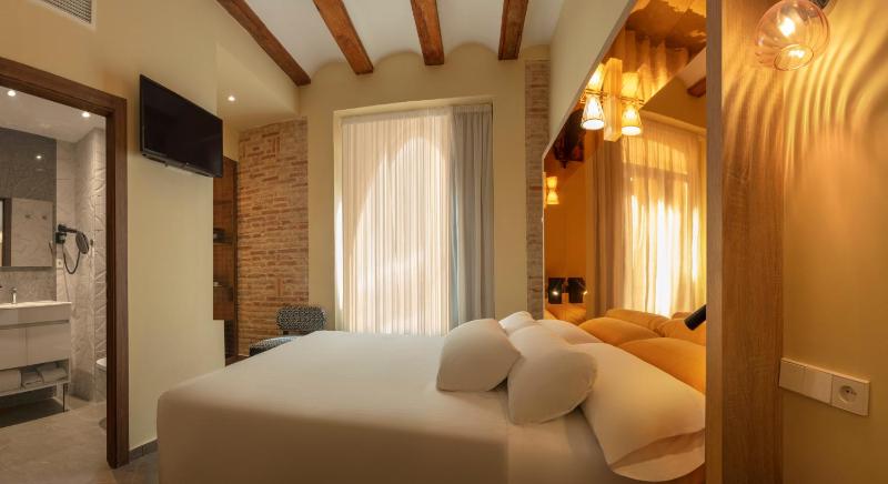 Standard Double Room image 2