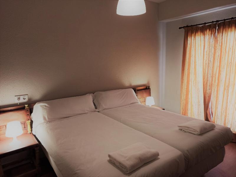 Standard Twin Room with Mountain View image 4