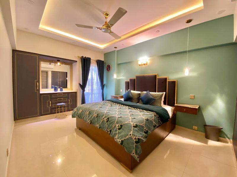 ZAHA Vacation Home 3 - Elegant & Spacious 2 br family apt Shahrah e Faisal - image 13