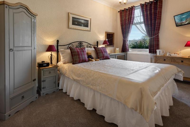 Small Double Room with Separate Private Bathroom image 1