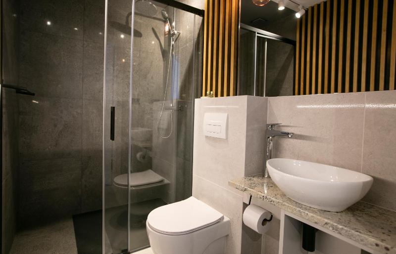 Deluxe Double Room with Balcony image 4