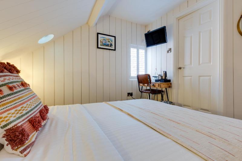 Small Double Room image 2