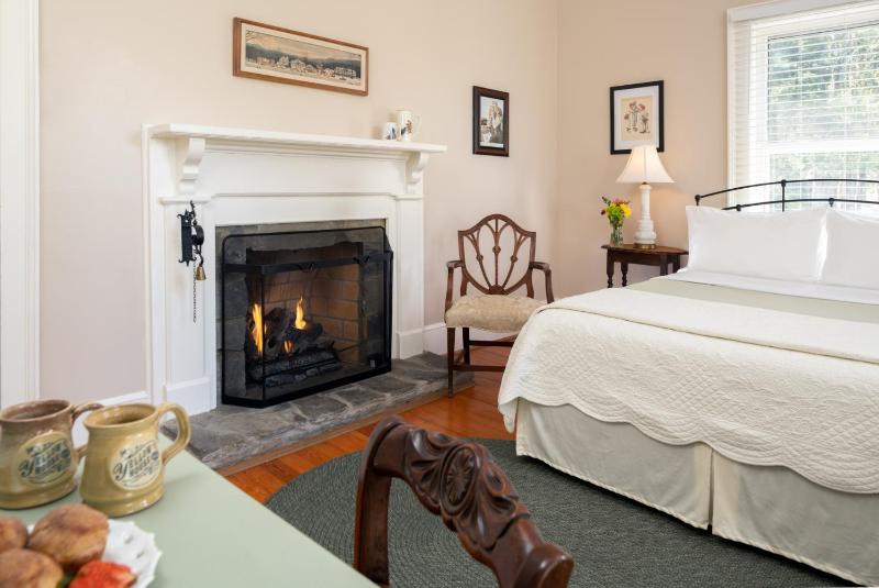 Double Room with Shared Bathroom image 2