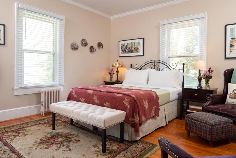 Double Room with Shared Bathroom image 2