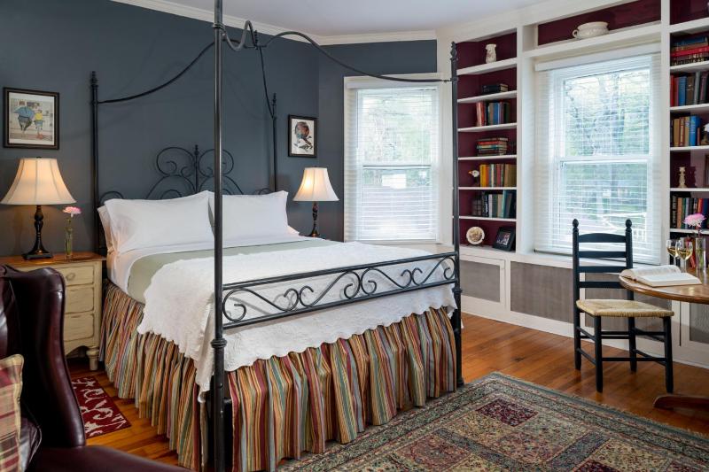 Queen Room image 3